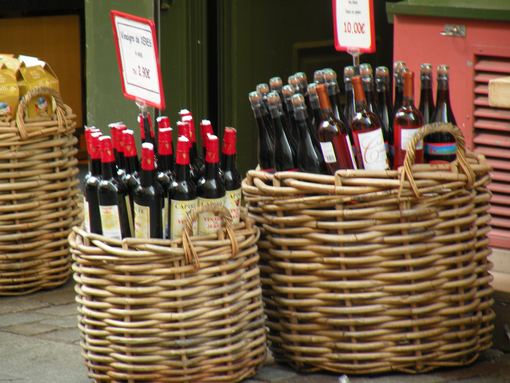  paniers de bouteilles de vin, rue de l'Annonciation